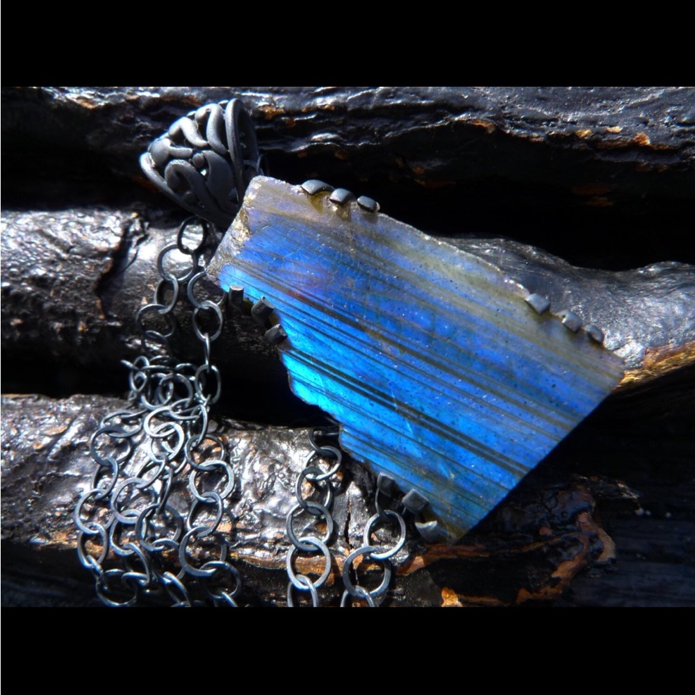 No brand, Necklace, crystal labordoite, blue.